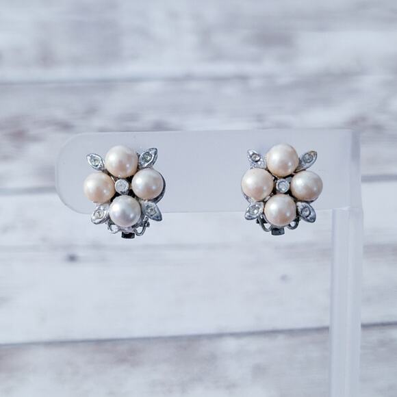 Vintage Clip On Earrings Faux Pearl Quad - Condition Issues - Picture 1 of 6